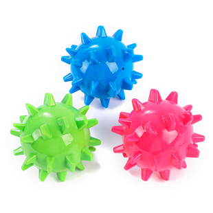 Zabawka TM JoyPet dla ps&oacute;w piłka z kolcami z piszczałką 9 cm